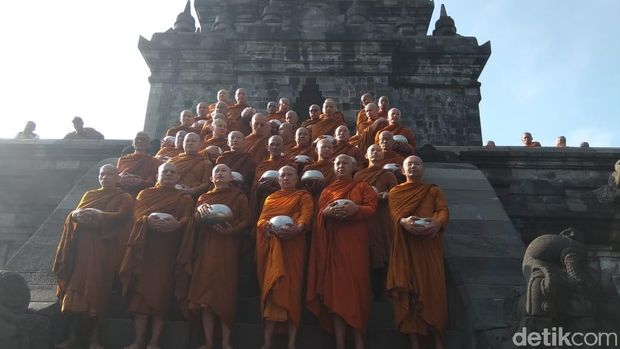 Para Bhikkhu melaksanakan Pindapata di Candi Mendut