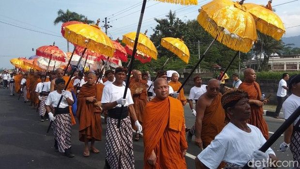 Arak-arakan Api Dharma dan Air Berkah dari Candi Mendut ke Candi Borobudur.