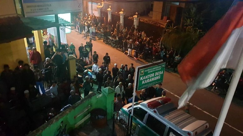 Adukan Aliran Sesat, Warga Datangi Kantor Desa Karawang Sukabumi Adukan Aliran Sesat, Warga Datangi Kantor Desa Karawang Sukabumi