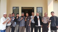 Foto: Mereka sempat berfoto bersama. Iya pulang, (selanjutnya) kita lapor saja, wajib lapor, kata Iyus. (Farih Maulana/detikcom)