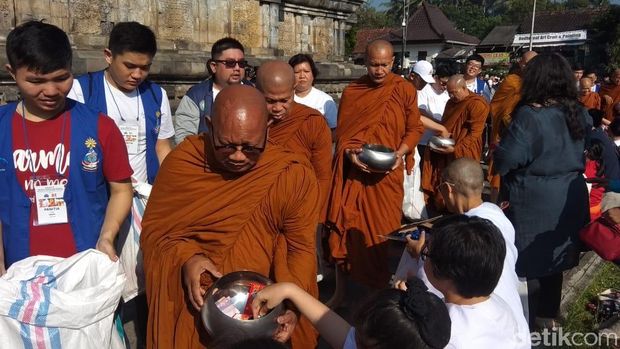 Para Bhikkhu melaksanakan Pindapata di Candi Mendut