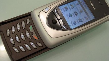 Nokia 7650 bergaya slider. Saat dibuka, maka akan muncul keyboard fisik seperti ini. Foto: istimewa