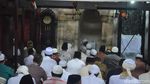 Foto: 1 Masjid, 7 Muazin yang Azan