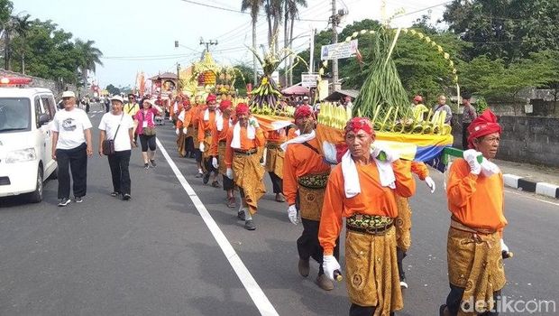 Arak-arakan Api Dharma dan Air Berkah dari Candi Mendut ke Candi Borobudur.