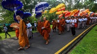 Sejumlah Biksu mengikuti kirab saat prosesi kirab Waisak 2563 BE/2019 di kawasan Candi Borobudur, Magelang, Jawa Tengah, Sabtu (18/5/2019). ANTARA FOTO/Andreas Fitri Atmoko.