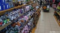 Toko oleh-oleh Caversham Wildlife Park. Ada begitu banyak barang yang bisa kamu beli seperti boneka hingga suvenir berupa gantungan kunci (Masaul/detikcom)