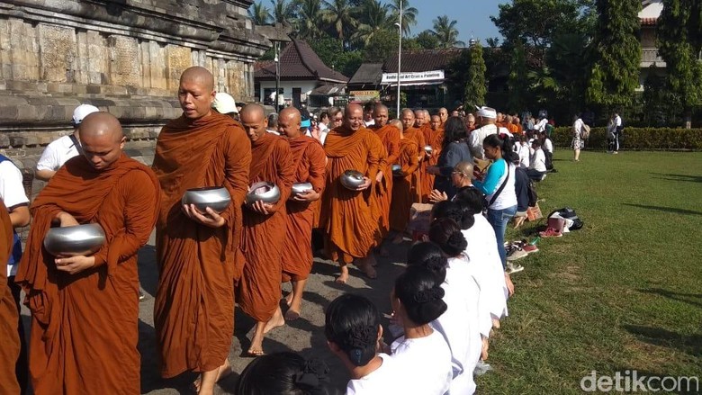 Rangkaian Waisak, Para Bhikkhu Laksanakan Pindapata di Candi Mendut Rangkaian Waisak, Para Bhikkhu Laksanakan Pindapata di Candi Mendut