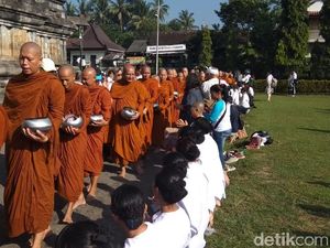 Rangkaian Waisak, Para Bhikkhu Laksanakan Pindapata di Candi Mendut