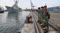 TNI siap menyambut kapal HMAS Newcastle.