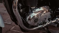Detail tambahan termasuk pelindung rantai krom yang dipoles, penutup engine, dan lencana melanjutkan nuansa premium dari sepeda motor edisi terbatas ini. Foto: Pool (Triumph)