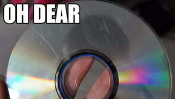 Aduduh, mulai pusing deh kalau CD sudah baret-baret begini.(Foto: Boredpanda.com)