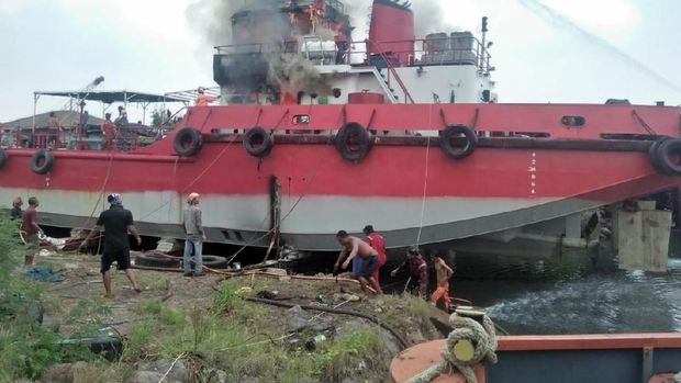 Api pertama kali terlihat dari anjungan kapal.