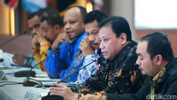 Pleno ini juga dihadiri Ketua Bawaslu Abhan dan anggota Bawaslu Mochammad Afifuddin.