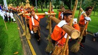Prosesi kirab dari Candi Mendut menuju Candi Borobudur ini diikuti oleh ribuan umat Budha. ANTARA FOTO/Andreas Fitri Atmoko.