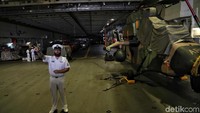 Kapal initermasuk kapal keluaran baru yang rancangannya merujuk pada LHD Juan Carlos milik AL Spanyol. Konstruksi lambung (hull) kapal dikerjakan oleh Navantia, di Ferrol, Spanyol, sedangkan konstruksi atas (superstucture) akan dikerjakan oleh BAE Systems Australia (dahulu Tenix Defence) di Williamstown, Victoria, Australia dalam periode 2009 - 2015.