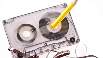 Ah, memutar (pita) kaset secara manual dengan pulpen atau pensil ini pernah sangat lazim dilakukan di masa lalu. (Foto: Boredpanda.com)