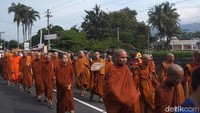 Dalam arak-arakan inipun para umat Buddha yang akan mengikuti puja bhakti Tri Suci Waisak ikut berjalan dari Candi Mendut menuju Candi Borobudur sejauh 3,7 km. Foto: Eko Susanto