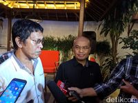 Nostalgia Bareng Adian Napitupulu, Desmond: Politik Cuma Permainan
