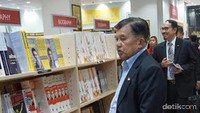 Wapres JK punya kebiasaan menyempatkan diri mampir dan belanja ke toko buku saat melakukan kunjungan ke luar negeri.  (Foto: Ferdinan/detikcom)