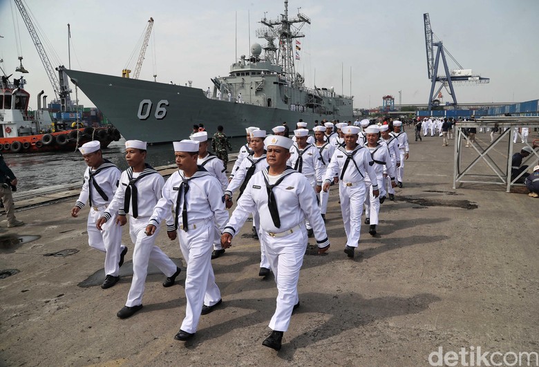 Kapal Induk Australia Dibuntuti Militer China di Laut China Selatan Kapal Induk Australia Dibuntuti Militer China di Laut China Selatan