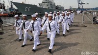 Dua kapal ini akan bersandar selama tiga hari di Pelabuhan Tanjung Priok, Jakarta.