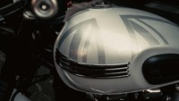 Untuk pertama kalinya sejak Thunderbirds yang ikonik di tahun 1950-an, Edisi Diamond T120 dilengkapi dengan lencana Triumph di sisi tangki. Foto: Pool (Triumph)