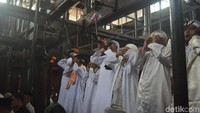 Sesuai namanya, azan tujuh dikumandangkan oleh tujuh orang muazin. Azan tujuh bagian tradisi yang sudah ada sejak ratusan tahun silam. Azan tujuh merupakan siasat Nyi Mas Pakung Wati, istri dari Sunan Gunung Jati saat Masjid Agung Sang Cipta Rasa mendapat serangan dari Menjangan Wulu. (Sudirman Wamad/detikcom)
