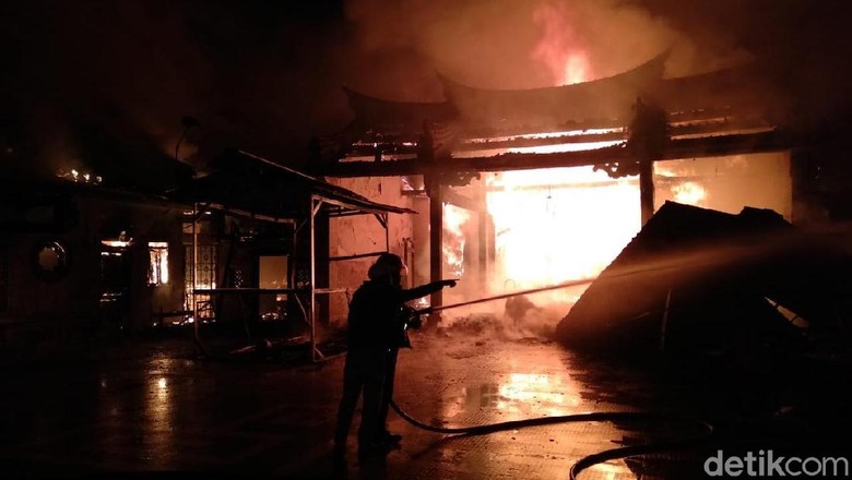 Kelenteng Tri Dharma Sumbernaga yang Terbakar Berusia 150 Tahun Kelenteng Tri Dharma Sumbernaga yang Terbakar Berusia 150 Tahun