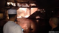 Sementara jemaat kelenteng beserta warga sekitar hanya bisa melihat sisa bangunan klenteng yang terbakar. Warga tak menyangka kelenteng Sumber Naga yang selama ini menjadi tempat peribadatan dan salah satu lokasi wisata budaya, secara cepat ludes dilalap api.