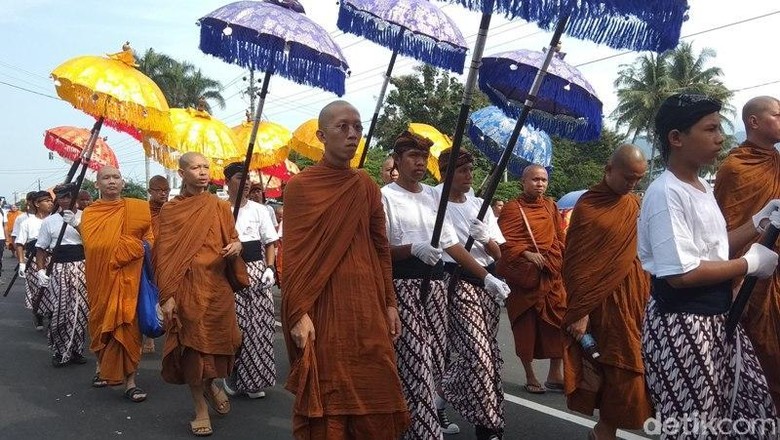 Meriahnya Arak-arakan Api Dharma dari Candi Mendut ke Borobudur Meriahnya Arak-arakan Api Dharma dari Candi Mendut ke Borobudur
