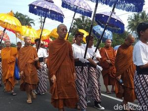 Meriahnya Arak-arakan Api Dharma dari Candi Mendut ke Borobudur