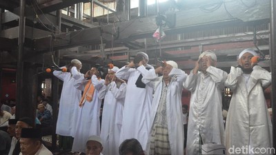 Foto: 1 Masjid, 7 Muazin yang Azan