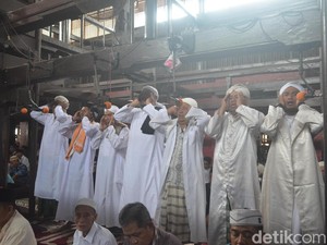 Masjid Ini Kumandangkan Azan dengan 7 Muazin