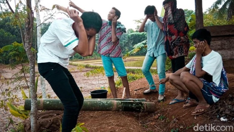 Sekelompok Pemuda Ciamis Masih Lestarikan Permainan Meriam Bambu Sekelompok Pemuda Ciamis Masih Lestarikan Permainan Meriam Bambu