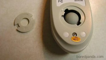Mouse nggak enak? Coba cek roller ball-nya, mungkin kotor... (Foto: Boredpanda.com)