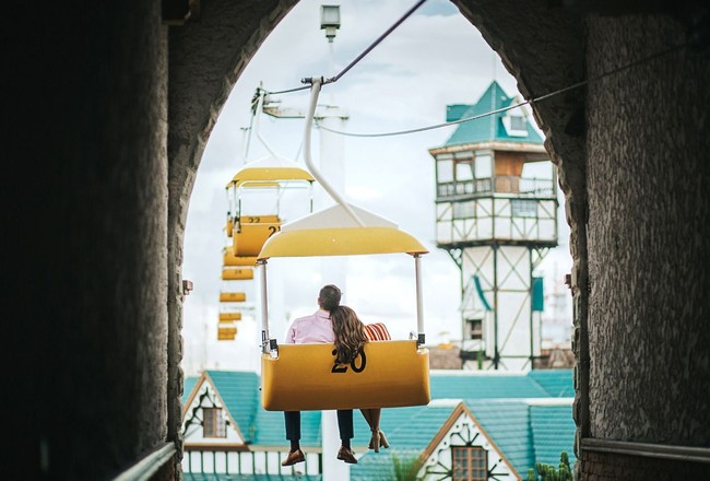 Tanpa harus terlalu intim, foto ini sudah terlihat manis dan romantis. Diambil di Aguascalientes, Meksiko oleh Roxanna De Luna. Foto: Dok. Junebug Weddings