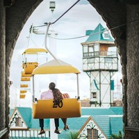 Tanpa harus terlalu intim, foto ini sudah terlihat manis dan romantis. Diambil di Aguascalientes, Meksiko oleh Roxanna De Luna. Foto: Dok. Junebug Weddings
