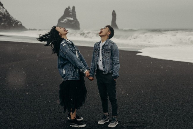 Karakter pasangan yang playful terekam jelas oleh ISKRA Photography. Foto ini diambil di Reynisfjara Black Sand Beach, Islandia. Foto: Dok. Junebug Weddings