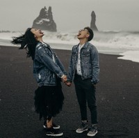 Karakter pasangan yang playful terekam jelas oleh ISKRA Photography. Foto ini diambil di Reynisfjara Black Sand Beach, Islandia. Foto: Dok. Junebug Weddings