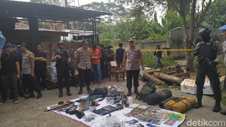 Ada 6 Bom Siap Ledak Diamankan dari Rumah Terduga Teroris Bogor Pak Jenggot Ada 6 Bom Siap Ledak Diamankan dari Rumah Terduga Teroris Bogor Pak Jenggot