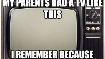 Buat yang masih merasakan era TV tanpa remote control, biasanya anak bawang atau yang paling bontot suka disuruh maju ke depan untuk ubah channel atau atur volume nih. (Foto: Boredpanda.com)