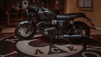 Disebut sebagai motor Traffic Light Racer dengan kelir gelap yang bertema khusus yakni warna doff Storm Grey dipadu warna kontras cat garis Ace Cafe. Foto: Pool (Triumph)