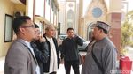 Potret Ustaz Iyus Tinggalkan Kantor Polisi Usai Penahanan Ditangguhkan