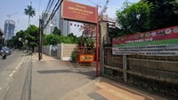 Korban sempat dibawa ke trotoar setelah insiden penyerangan. Kemudian, korban dilarikan ke RS sekitar oleh warga. (Foto: Jefrie Nandy Satria) 