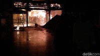 Api diduga berasal dari lilin yang tiap malam selalu dibakar di kelenteng tersebut.