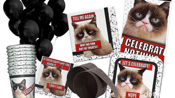 Ia sudah punya buku sendiri dan membintangi film berjudul Grumpy Cats Worst Christmas Ever. Aksesoris yang menampilkan dirinya seperti kalender, kaos, mug dan lain-lain laris manis. Foto: Instagram