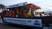 Kemudian di belakangnya diikuti rombongan mobil dibentuk menyerupai perahu dinaiki para bhikkhu bertuliskan “Relik Sang Budha” serta ada tulisan tema waisak “Mencintai Tanah Air Indonesia”. Foto: Eko Susanto