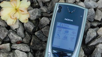 Selain itu, 7650 adalah ponsel pertama dengan platform Series 60, yang nantinya akan menjadi platform smartphone utama Nokia bertahun-tahun setelahnya. Ia juga ponsel Symbian OS pertama yang dipasarkan secara massal. Foto: istimewa