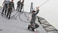 HMAS Canberra berbobot 27.500 ton dan panjang mencapai 230,82 meter.