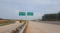 Mengutip keterangan tertulis PT Hutama Karya, saat ini progres pekerjaan konstruksi dari Terbanggi Besar hingga Kayu Agung sudah lebih dari 90% sehingga sudah siap difungsionalkan dengan kondisi seluruhnya perkerasan beton/ rigid pavement. Foto: Dok. Pool/PT Hutama Karya (Persero)